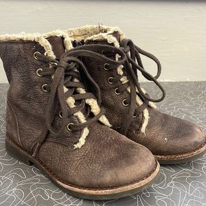 Clarks Girls Genuine Leather boots size 8.5